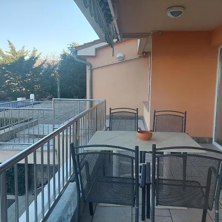 In Azra Apartamento